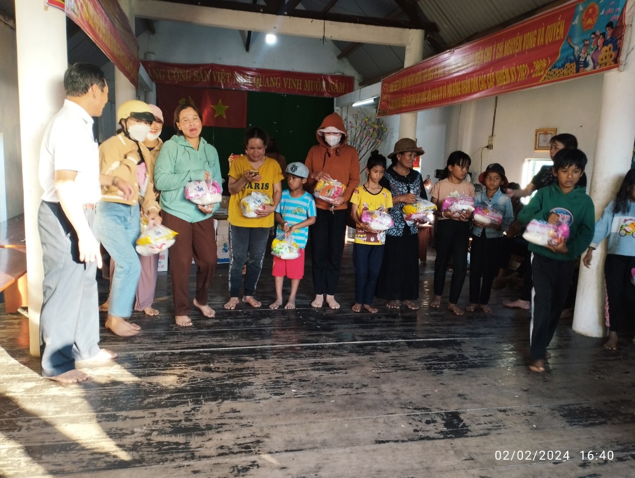 Tặng quà buôn kết nghĩa nhân dịp tết Nguyên Đán 2024